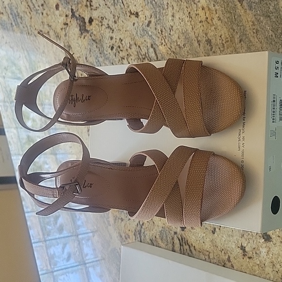 HP!🎉🌞🎈Style and Co. Sandals - Picture 4 of 15